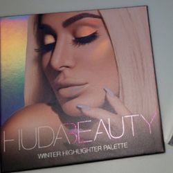 HUDA BEAUTY WINTER HIGHLIGHTER PALETTE