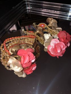 Semanario y aretes de cristal
