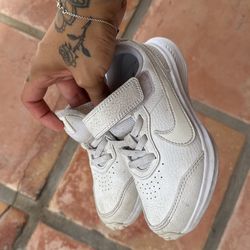 Kids White Nike Size 10