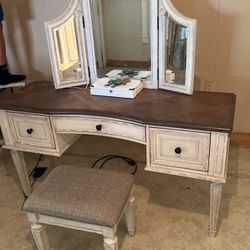 Dresser With Mirroring 