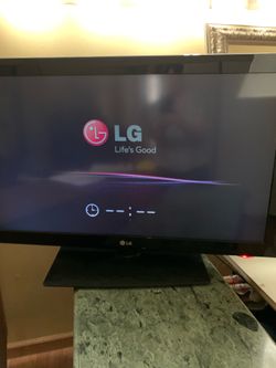 LG 38” flat screen TV w stand excellent