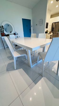 Modern white high gloss dining table with 6 chairs