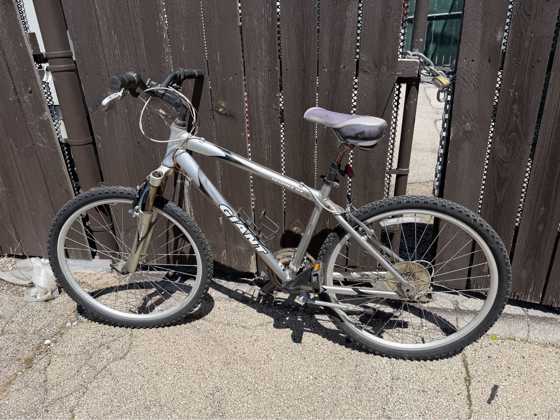 Giant Sedona DX Comfort Bike – Aluminum Frame – 26” Wheels