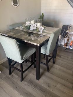 Vendo sofá y comedor 4 sillas