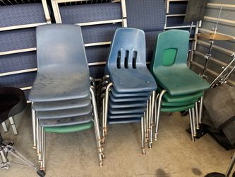 Selling 20 plastic/metal frame kid chairs