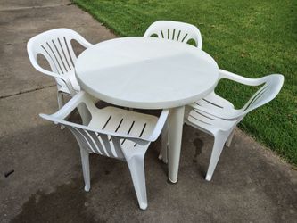 4 plastic chairs/table