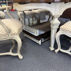 Beautiful oval dining table with 3 extension leaves, 5 matching chairs