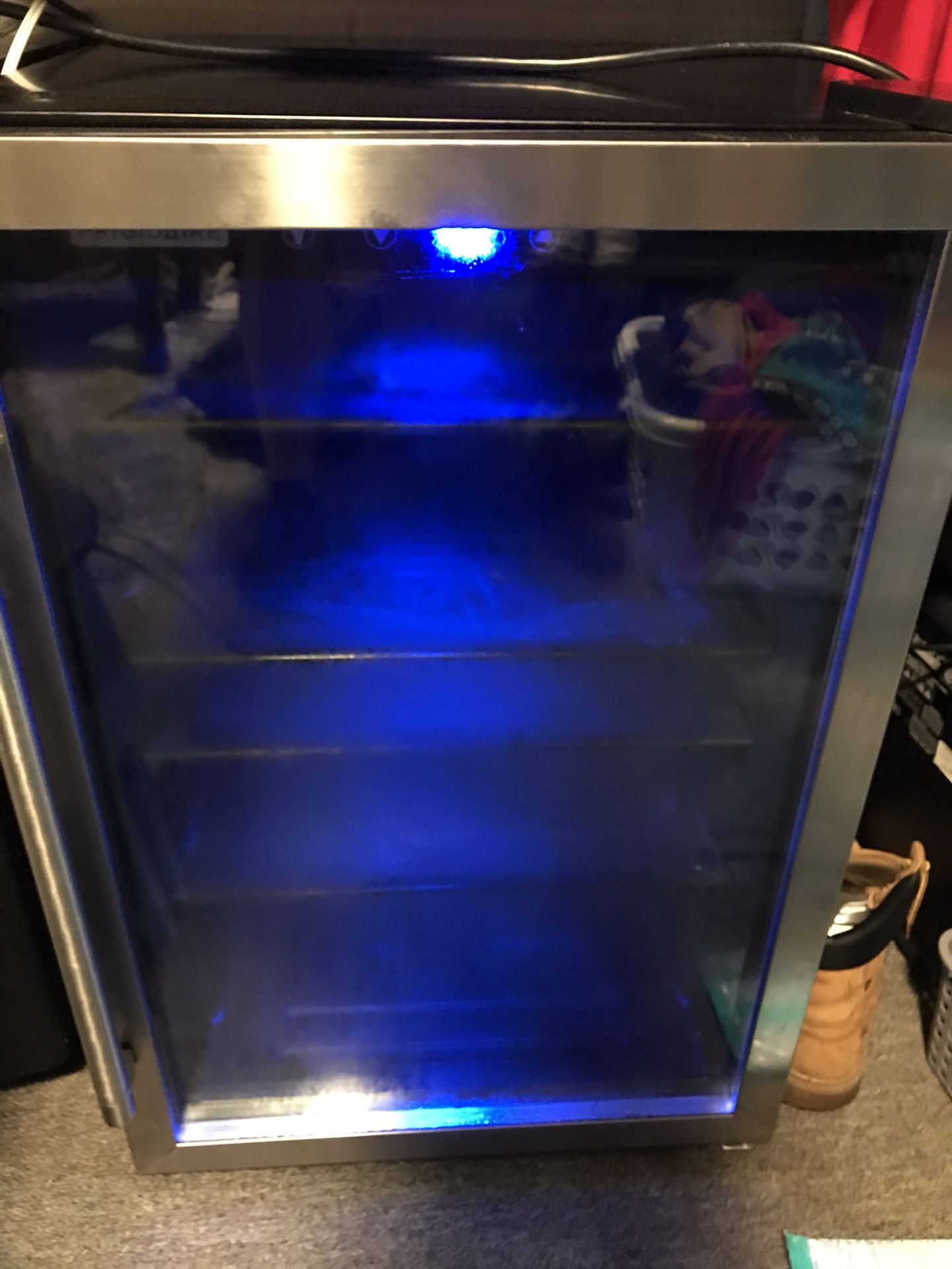 Frigidaire EFMIS155 126 can mini fridge