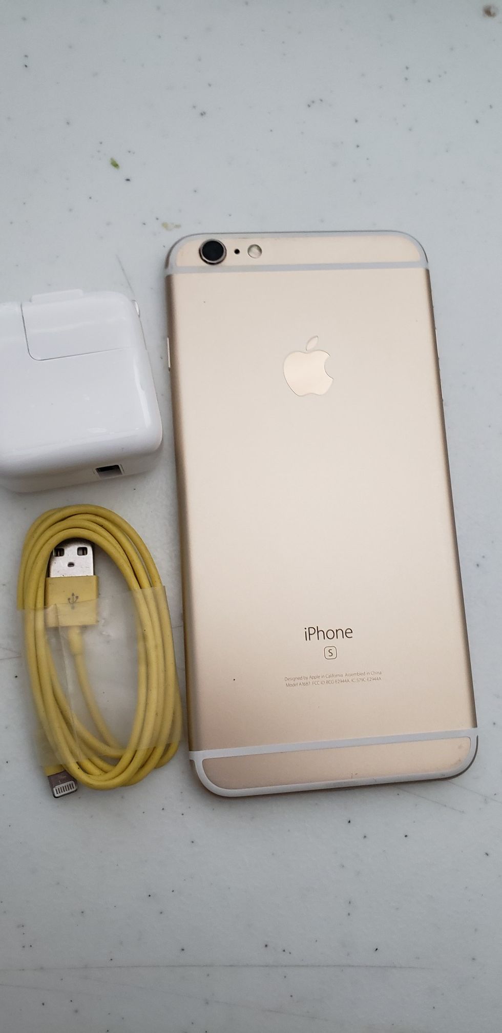 APPLE IPHONE 6S PLUS 64 GB UNLOCKED. COLOR GOLD. WORK VERY WELL. INCLUDED CHARGER. PERFECT CONDITION.