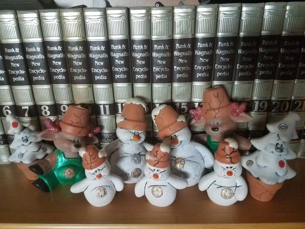 Set of 9 Christmas figurines: snowmen and raindeers w/ flower pots on their head, mint condition, Firm price