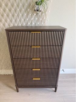 Modern Fluted 5-Drawer Dresser With Solid Wood Legs
