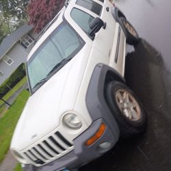 2004 White Jeep Liberty 