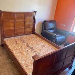 🌹QUEEN SIZE BED FRAME AND DRESSER🌹