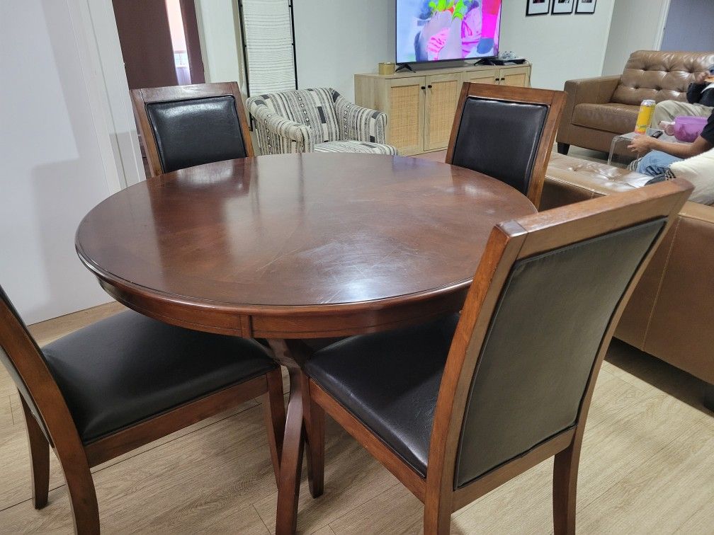 Round Dining Table With Chairs