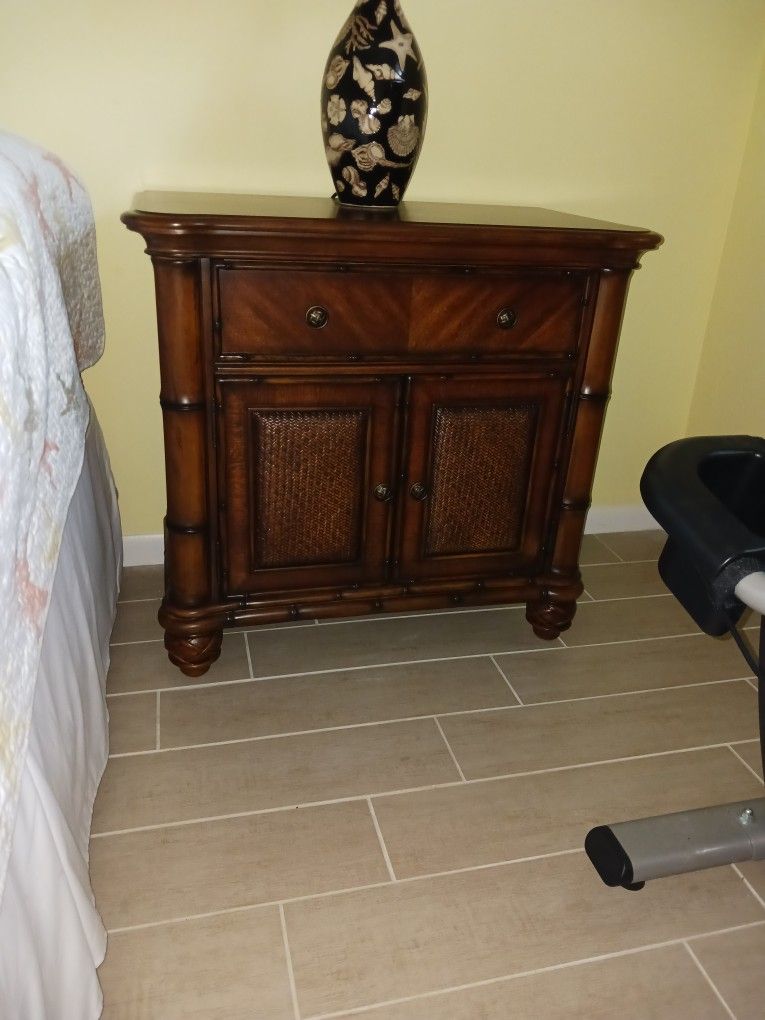 Bedside Table Goes With Dresser And Mirror