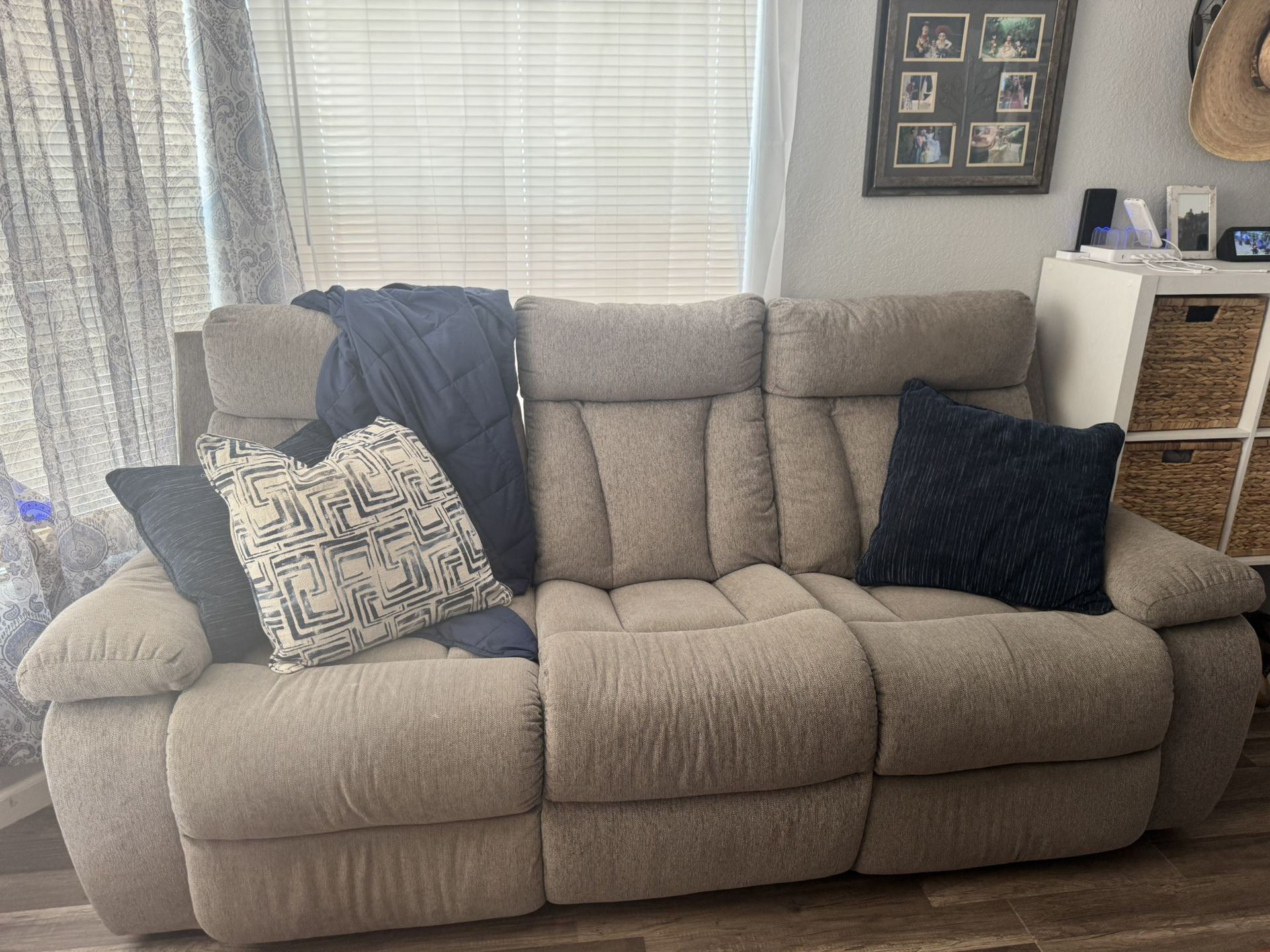 Comfortable Reclining Sofa with Oversized Chair