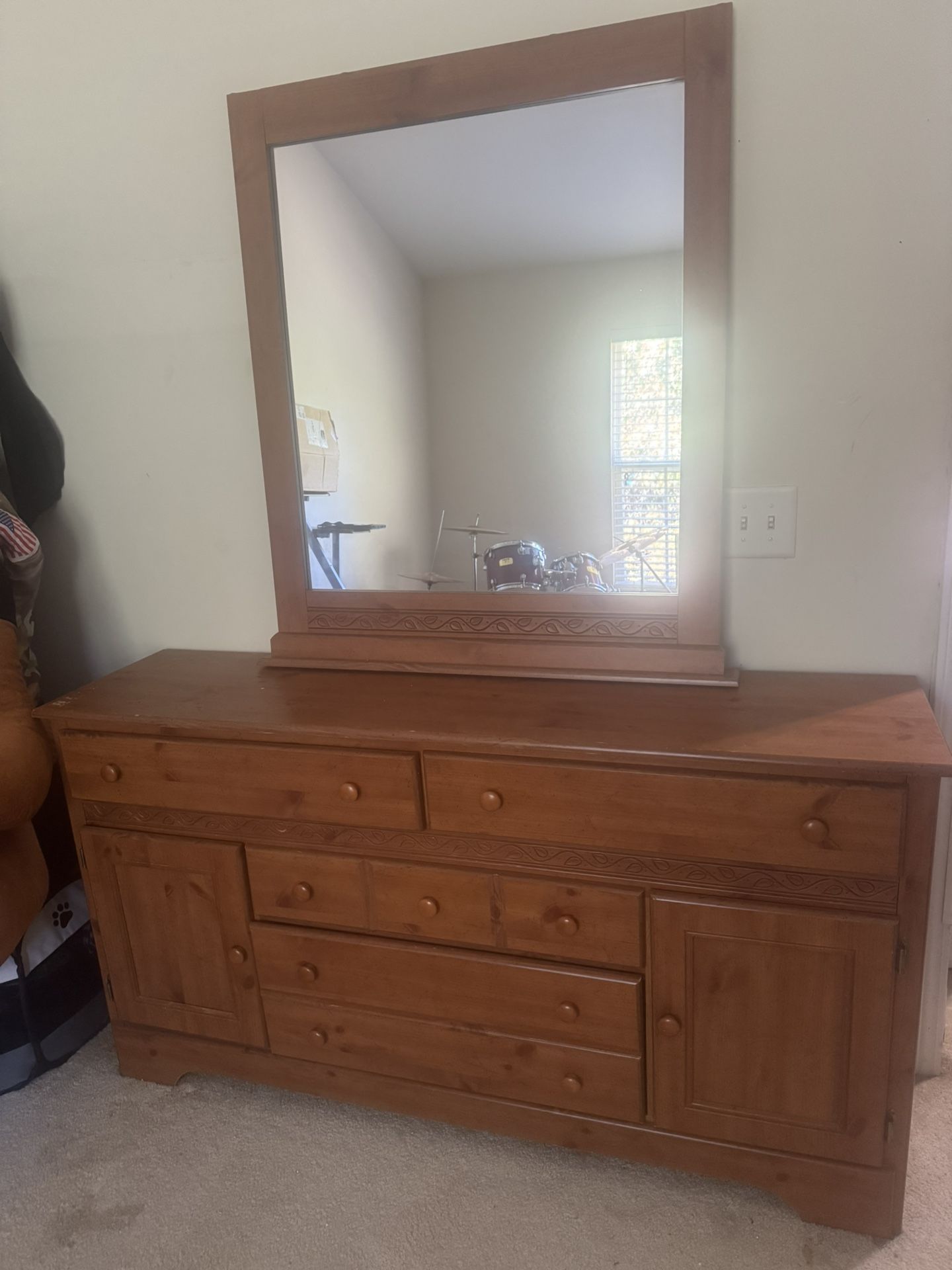 Dresser And Mirror Set 