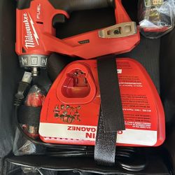 Milwaukee drill/ driver kit M12 