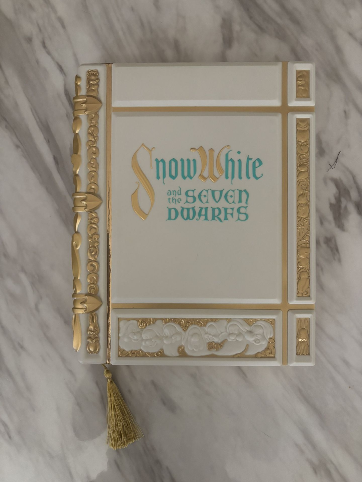 DISNEY PARKS SNOW WHITE BOOK