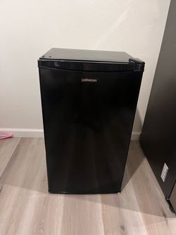 Upstreman Black Compact Mini Fridge