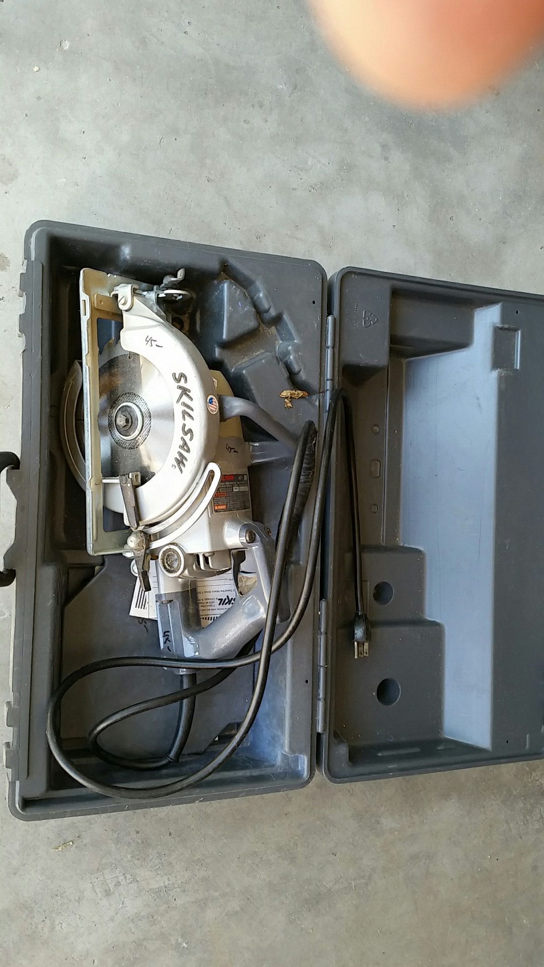 Worm drive 7-1/2" Skilsaw with hard carrying case.