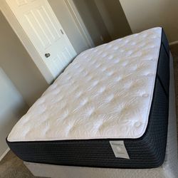QUEEN PLUSH MATTRESS AND FREE BOX SPRING