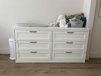 Modern Baby Dresser with Évolur Changing Tray – Like New