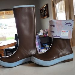 Xtra tuff women's legacy chocolate/jellyfish print. Salmon Sisters Edition