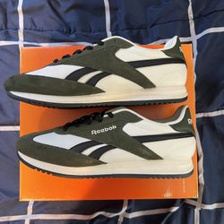 New Men's Classic Reebok Sneakers Size 10