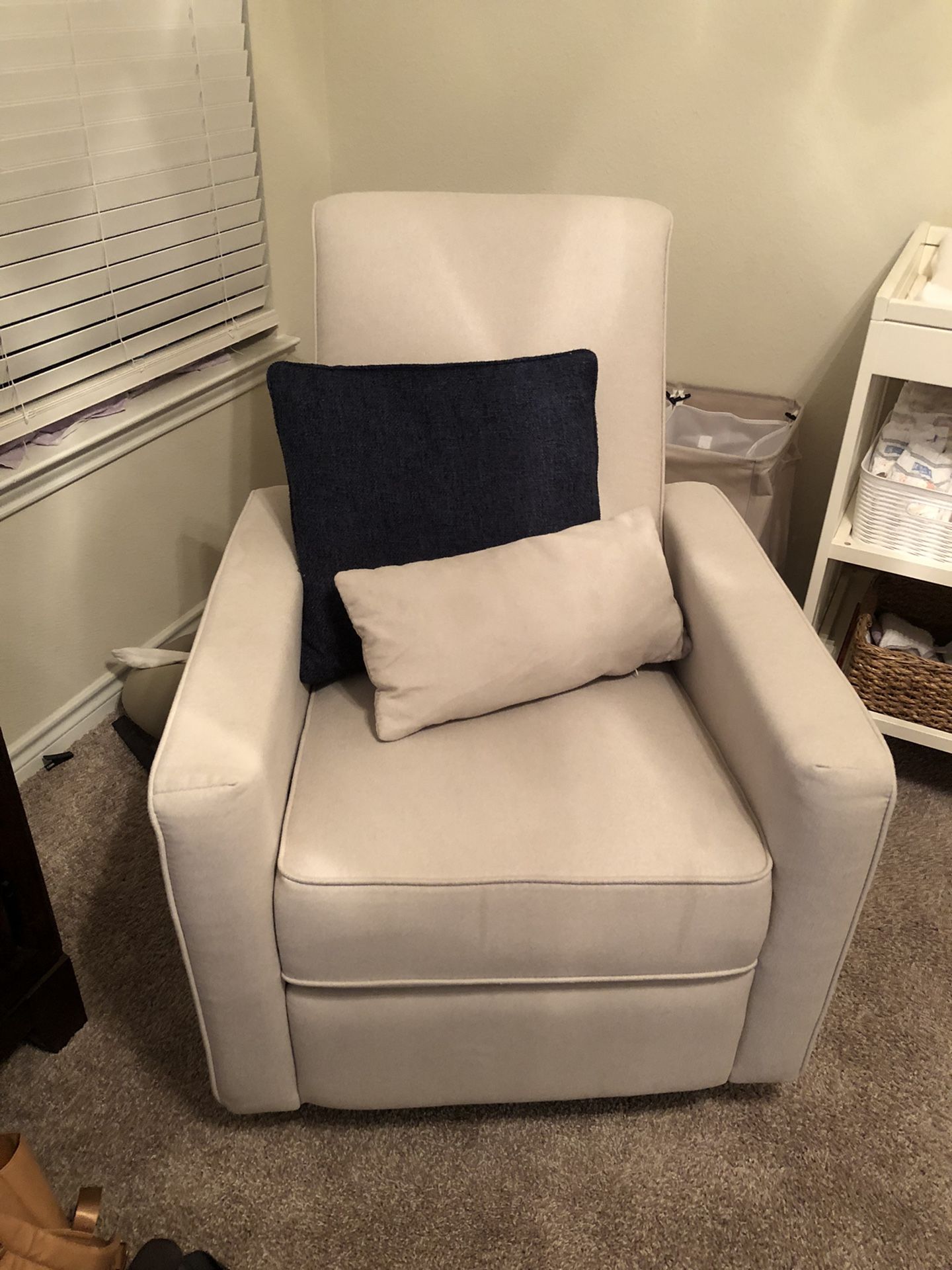 Recliner And Swivel Glider Chair for Sale in Dallas, TX OfferUp
