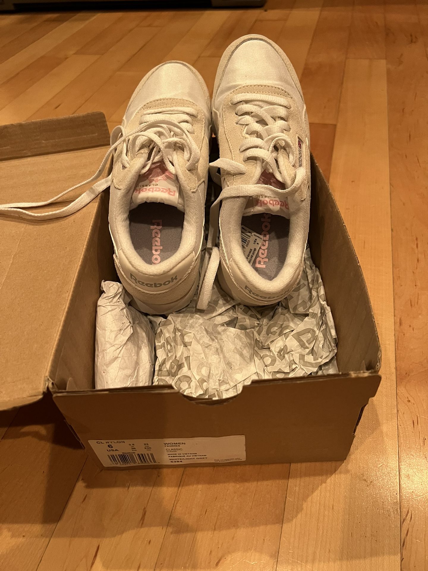 WOMENS Reebok Size 6 EXCELLLENT CONDITION