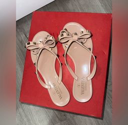 Valentino Garavani Rockstud Rubber Sandals - POUDRE/NUDE Size: 6