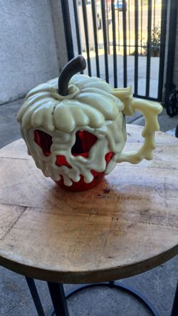 Disney Parks Poison Apple Mug Red Evil Queen Glow in Dark Skull Stein Plastic - la tapadera qué tan
