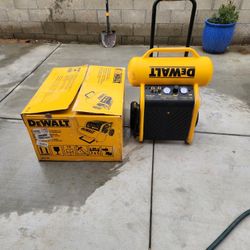 DEWALT 4.5-Gallon Portable Electric 225 PSI Horizontal Air Compressor
Item #155839 |

Model #D55146