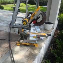 12 In Sliding Miter Saw DeWalt