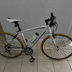 Road bicycle Raleigh . Frame 18” in aluminum . Good tires good condition