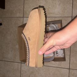 Uggs Size 7 Women ( Throw Me Offers)