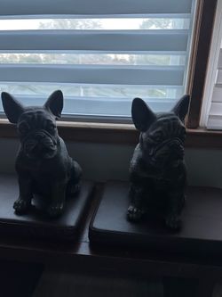 Frenchie statue