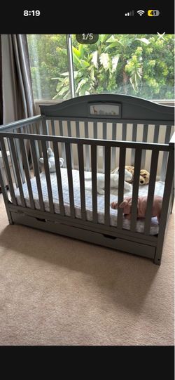 Baby/toddler Crib with mattress, sheet, blankets
