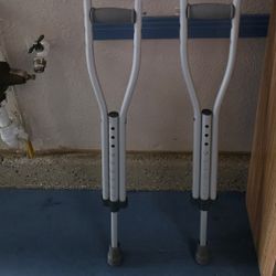Adult Crutches 