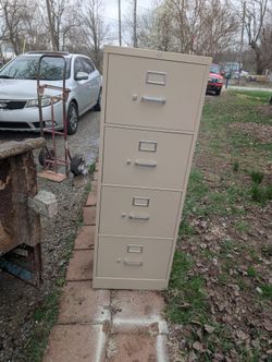 FILING CABNIT (4'6" T)(1'6" W)(2' D) NON SMOKING HOME 