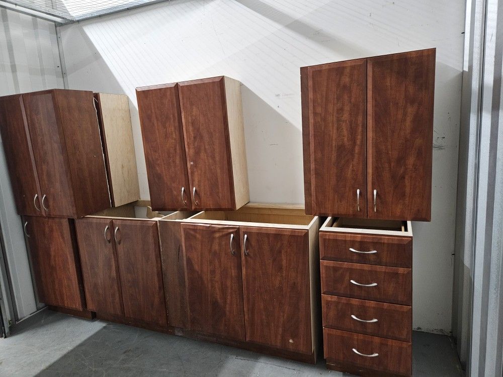 Kitchen Cabinets In Good Condition 