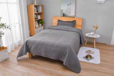 summer bedding set (includes pillowcase and quilt), brand new.