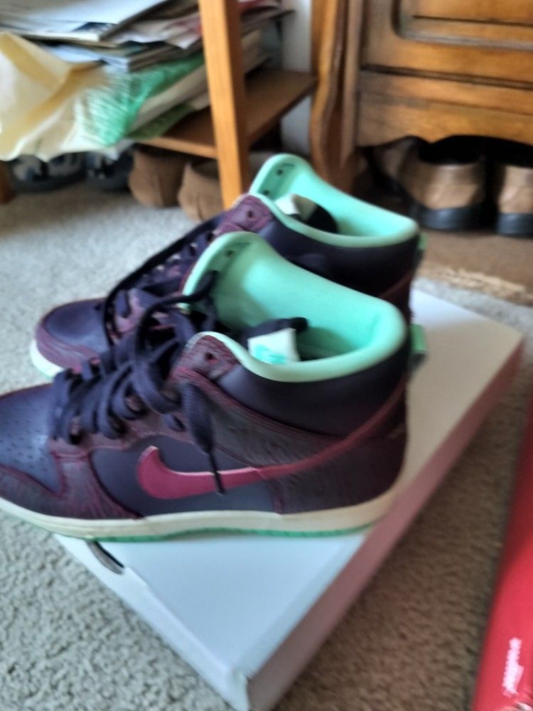 Women's Size 7 Like New Condition ( Still Available)