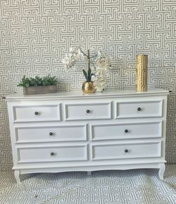 ADORABLE WHITE 7 DRAWERS DRESSER FRENCH STYLE 55X17X33 SMOTHLY DRAWERS. GOLD DETAILS