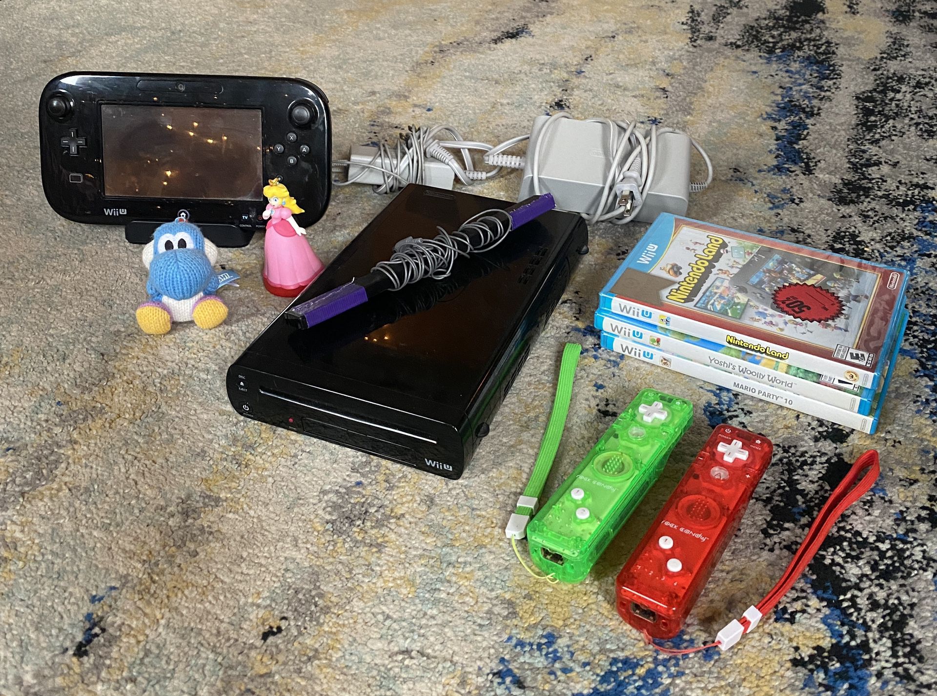 Wii U + 3 games, 2 controllers and 2 amiibos