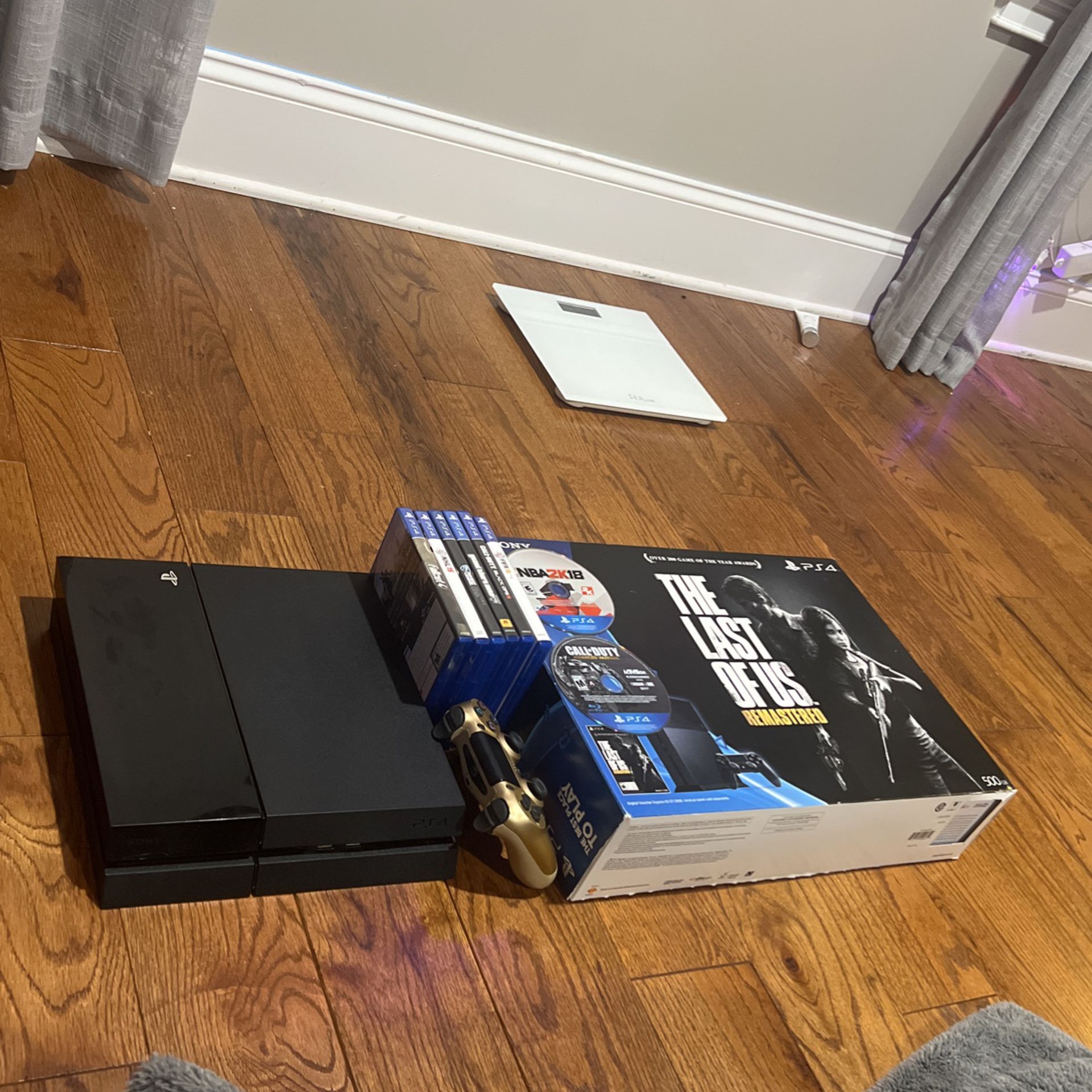 500GB PS4 comes with  ,8 games,  gold Controller,  Camo Turtle Beach  headset,   Ps4 box and Chords