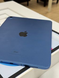 iPad 10th gen with box original accessories cellular
