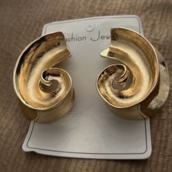 Aretes de oro vintage elegantes en espiral, grue