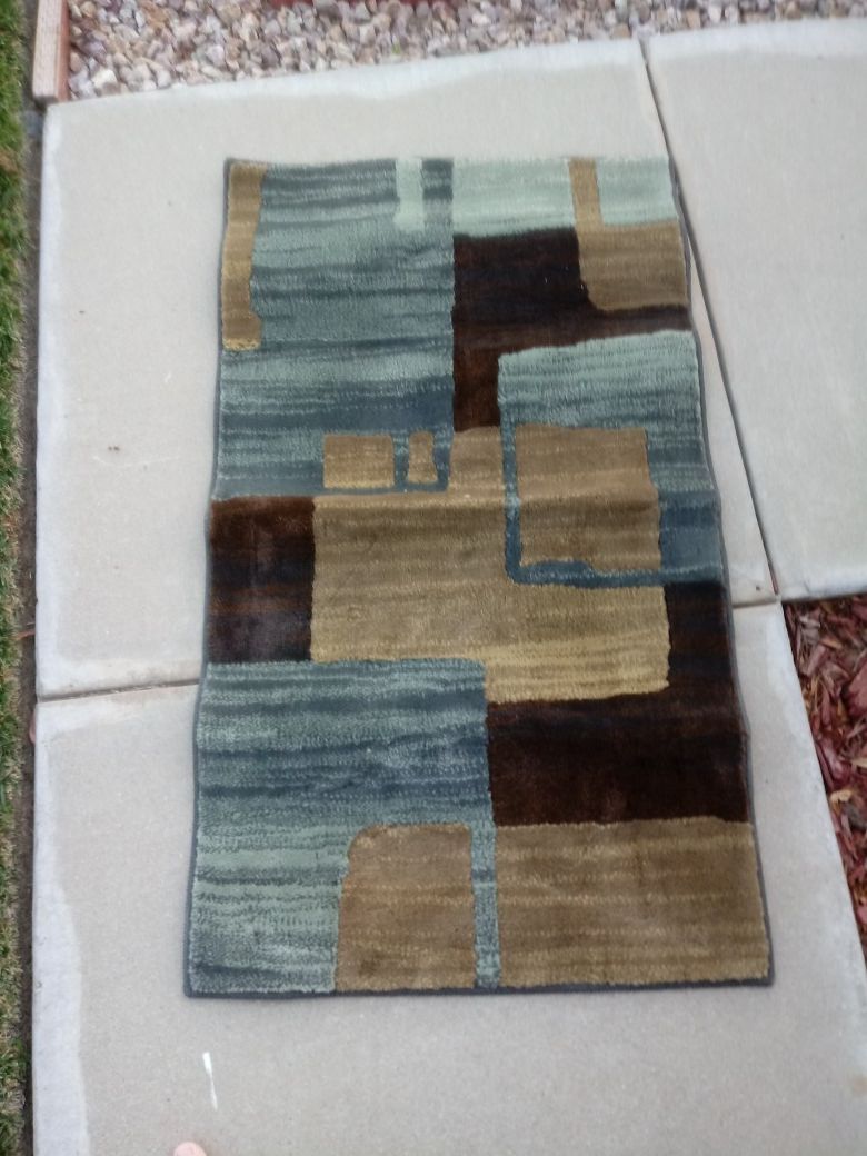 Area rug 2ft x 3 ft green and brown